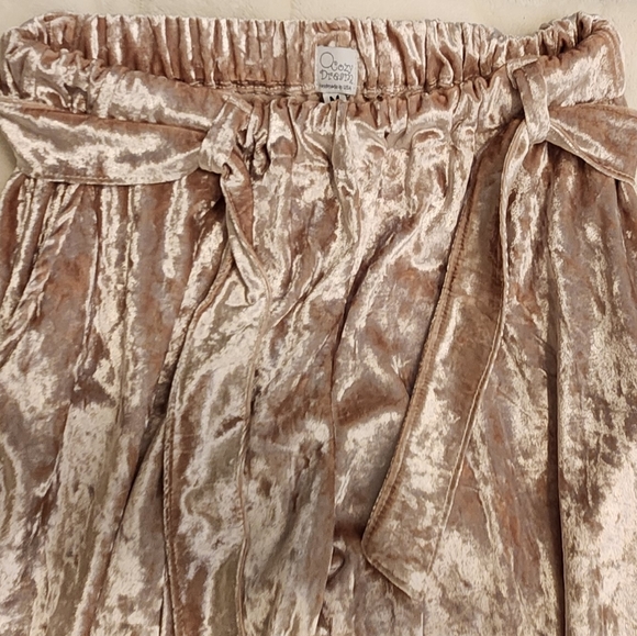Luxurious crushed velvet joggers champagne colored with shimmer - Picture 3 of 9